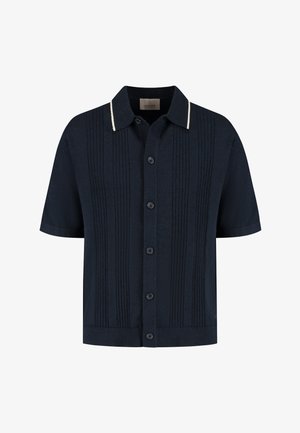 Marineblaue Strickshirt mit kurzen Ärmeln, Knopfleiste, strukturierten vertikalen Streifen und Kragen mit dünnem weißem Rand.