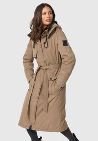 Lange beige parka jas met een ceintuurbund, verstelbare capuchon, rits aan de voorkant en twee zakken aan de voorkant. Heeft zwarte accenten en een gestructureerde afwerking.