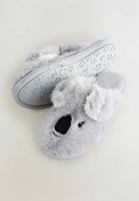 Grå koala-tema tøfler lavet af plyssstof, med en struktureret gummisål med stjerne- og måne-mønstre samt sorte næse accenter.