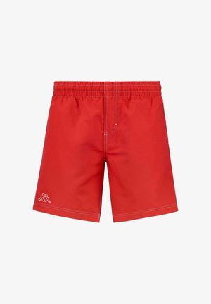 Shorts de bain rouges avec une taille élastique, des coutures blanches contrastantes et un petit logo sur le bas à gauche. Texture de tissu lisse.