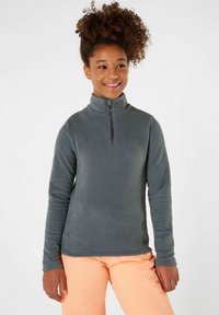 Pulóver ligero de forro polar gris con cuello de media cremallera y mangas largas, con una textura suave y un logotipo en el pecho.