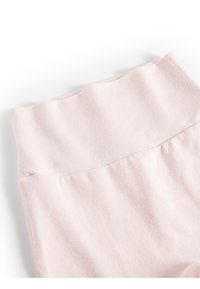 Jasnoróżowe legginsy z elastanu z szerokim, miękkim pasem w talii i gładką teksturą, charakteryzujące się jednolitym wzorem bez ozdób czy akcentów.