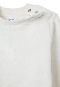 Weißer Fleece-Pullover mit geripptem Kragen, Druckknöpfen an der Schulter und einer weichen Textur. Sauberes und minimalistisches Design.