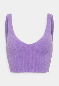 Top corto de punto morado con un acabado suave y texturizado. Presenta tirantes anchos y un escote en V profundo. Bordes suaves con una silueta ajustada.
