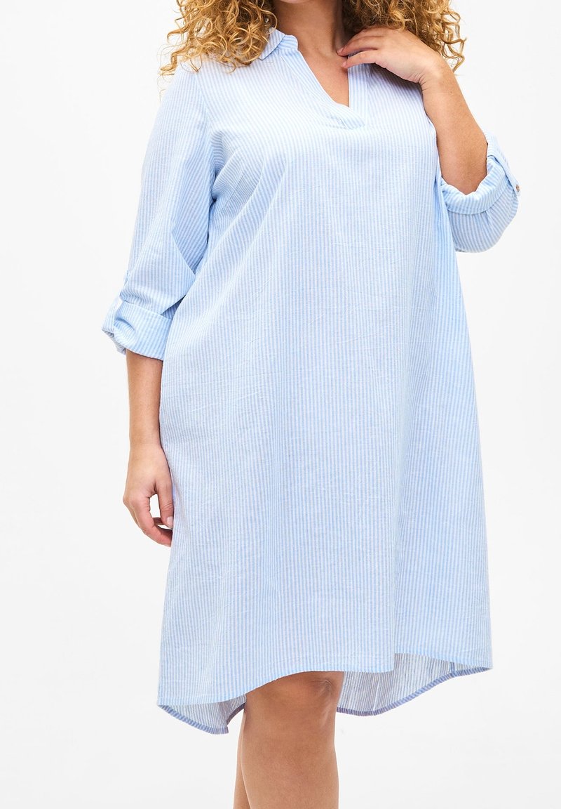 Hellblau gestreiftes Kleid mit Kragen, hochgerollten langen Ärmeln, lässiger Passform und einem asymmetrischen Saumdesign. Weiche Textur, lässiger Stil.