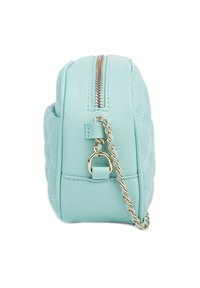 Borsa in ecopelle verde menta con texture trapuntata, zip dorata e tracolla in catena metallica. Forma rettangolare compatta con hardware laterale.