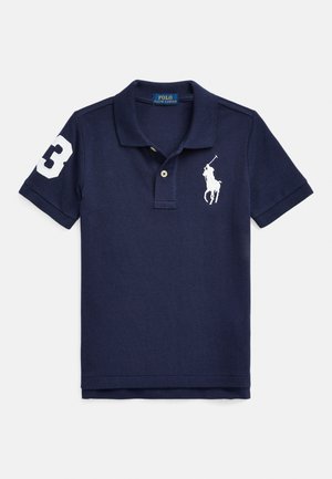 Tricou polo bleumarin din țesătură texturată, cu numărul 3 alb pe mâneca dreaptă și un logo brodat alb cu un jucător de polo.