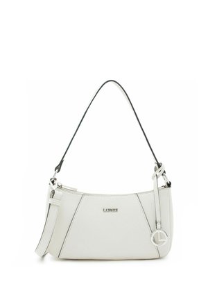 Weiße Leder-Schultertasche mit silbernen Beschlägen, einem oberen Reißverschluss und einem verstellbaren Riemen mit detailreichem rundem Metall-Schlüsselanhänger.