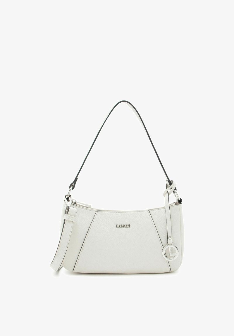 Sac bandoulière en cuir blanc avec ferrures argentées, une fermeture éclair sur le dessus et une sangle ajustable ornée d'un porte-clés métallique rond.