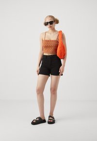 Vero Moda VMNINETEEN - Džinsa auduma šorti - black