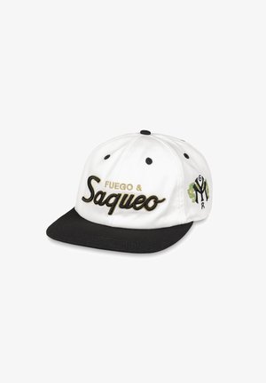 Witte pet met zwarte klep, met gouden geborduurde tekst "Fuego & Saqueo" aan de voorkant en een groen accentontwerp aan de zijkant. Zes-panelen ontwerp.