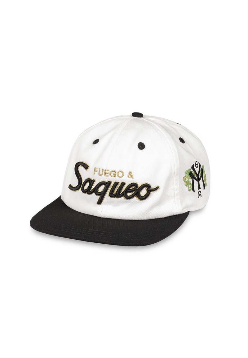 Gorra blanca con visera negra, con texto bordado en dorado "Fuego & Saqueo" en la parte frontal y diseño de acentos verdes en el lateral. Diseño de seis paneles.