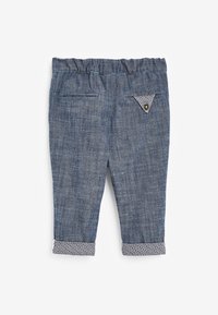 Jeans i mörkblått med elastisk midja, avsmalnande passform, två bakfickor och mönstrade uppvikta ärmar med grå detaljer.
