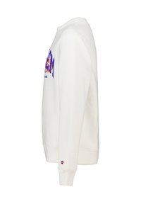 Sudadera blanca de mangas largas con texto gráfico en azul y rojo en el pecho y pequeño logo triangular cerca del puño de la manga izquierda, vista lateral.