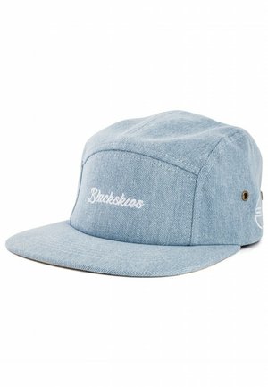 Gorra de denim azul claro con visera plana, que presenta el texto "Blacksheep" en bordado blanco en la parte frontal y sutiles detalles de costura.
