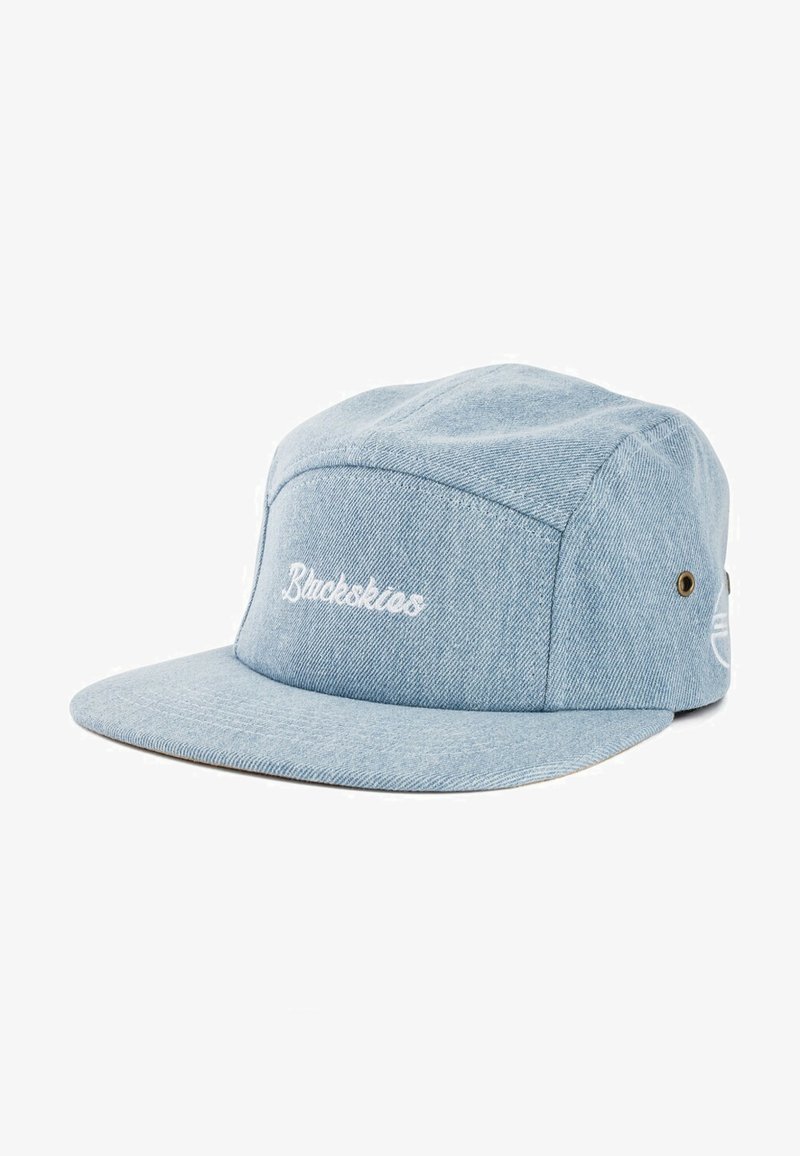 Cappello in denim blu chiaro con visiera piatta, caratterizzato dal testo "Blacksheep" ricamato in bianco sulla parte anteriore e dettagli di cucitura sottili.