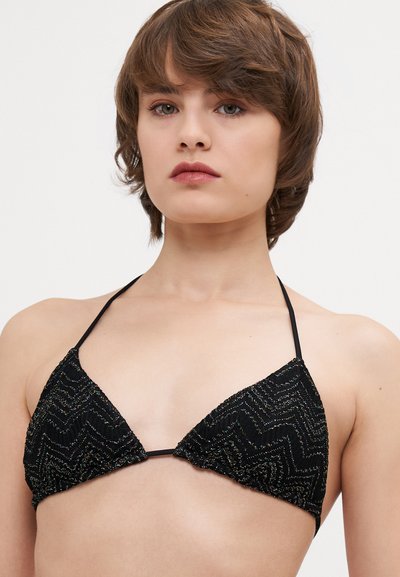 Μαύρο μπικίνι τοπ με τριγωνικό σχήμα, διακοσμημένο με ζακάρ υφή και μεταλλικά στοιχεία. Διαθέτει λεπτές μαύρες ιμάντες για στήριξη.
