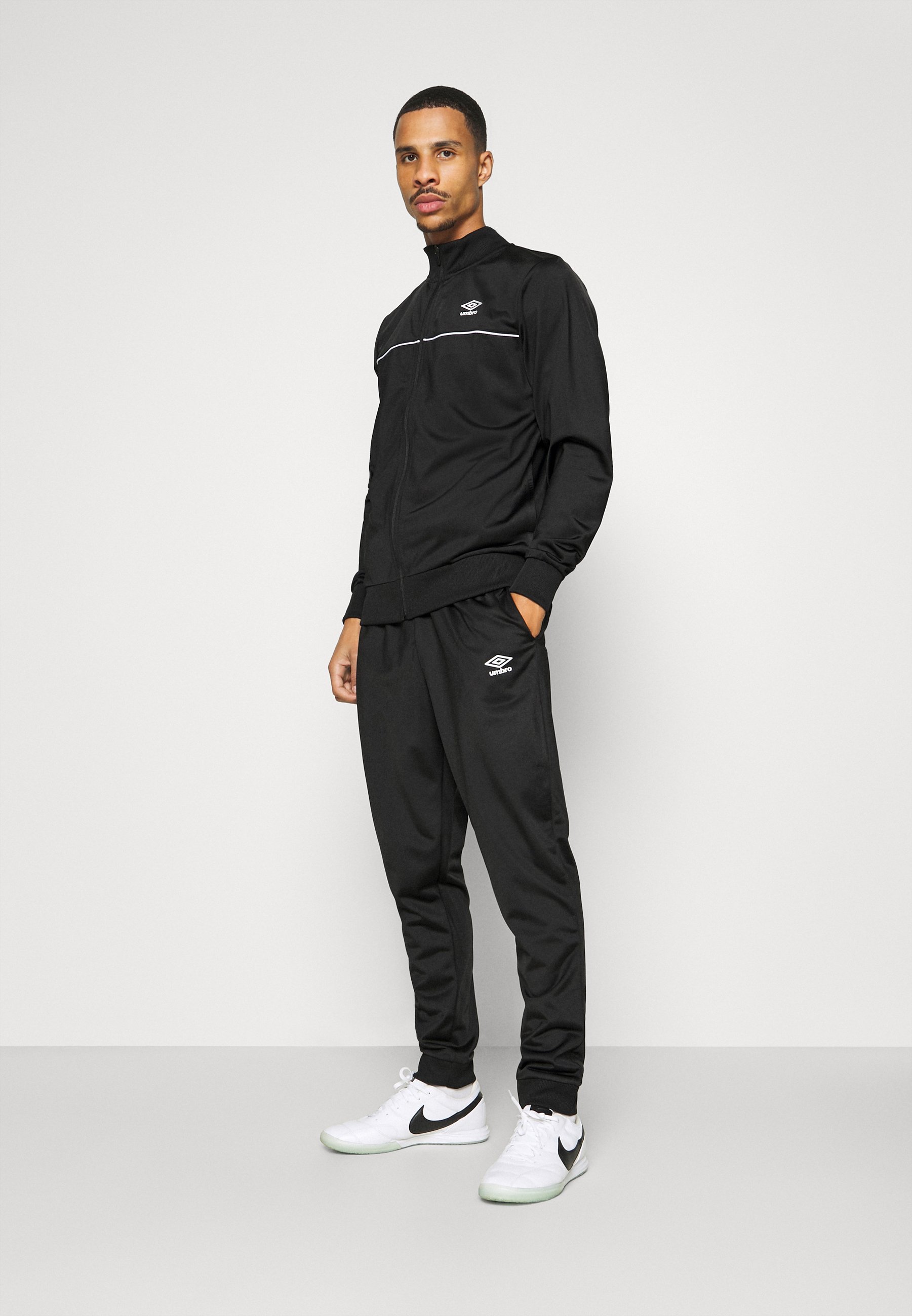 Umbro TRICOT TRACKSUIT - Trainingspak - black/white/zwart - Zalando.nl