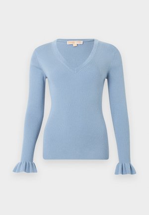 Maglione azzurro chiaro a coste con scollo a V e maniche lunghe che terminano con polsini arricciati.