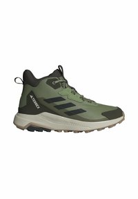 Groene wandelschoenen met een gestructureerd mesh bovenwerk, verstevigde neus en grijze accenten. Voorzien van een rubberen zool met diepe profielen voor grip.