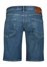 Pantalones cortos de mezclilla azul con dos bolsillos traseros y una etiqueta de cuero marrón de la marca que dice "Scotch & Soda Amsterdam" en la cinturilla.