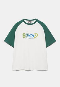 T-shirt blanc à manches courtes avec manches raglan et col vert foncé, avec des lettres colorées stylisées "STWD" sur la poitrine.