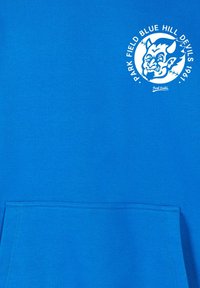 Modrá mikina z měkkého materiálu, s bílým grafickým logem ďábla a textem "PARK FIELD BLUE HILL DEVILS 1967" na hrudi.