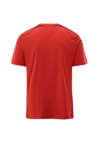 Camiseta roja de manga corta con cuello redondo, que presenta una textura de tela suave y sutiles detalles en los hombros. No se observan gráficos ni patrones.