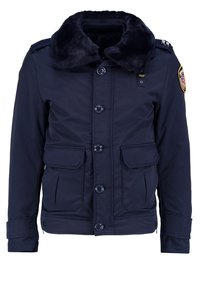 Veste d'hiver pour homme bleu marine avec fermeture à boutons, deux poches à rabat, col en fausse fourrure, épaulettes et écusson sur la manche gauche.