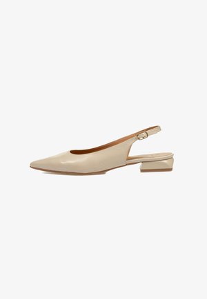 Zapato beige tipo slingback con punta afilada, parte superior de cuero texturizado, tacón bajo cuadrado y correa ajustable con hebilla. Diseño sencillo, sin patrones.