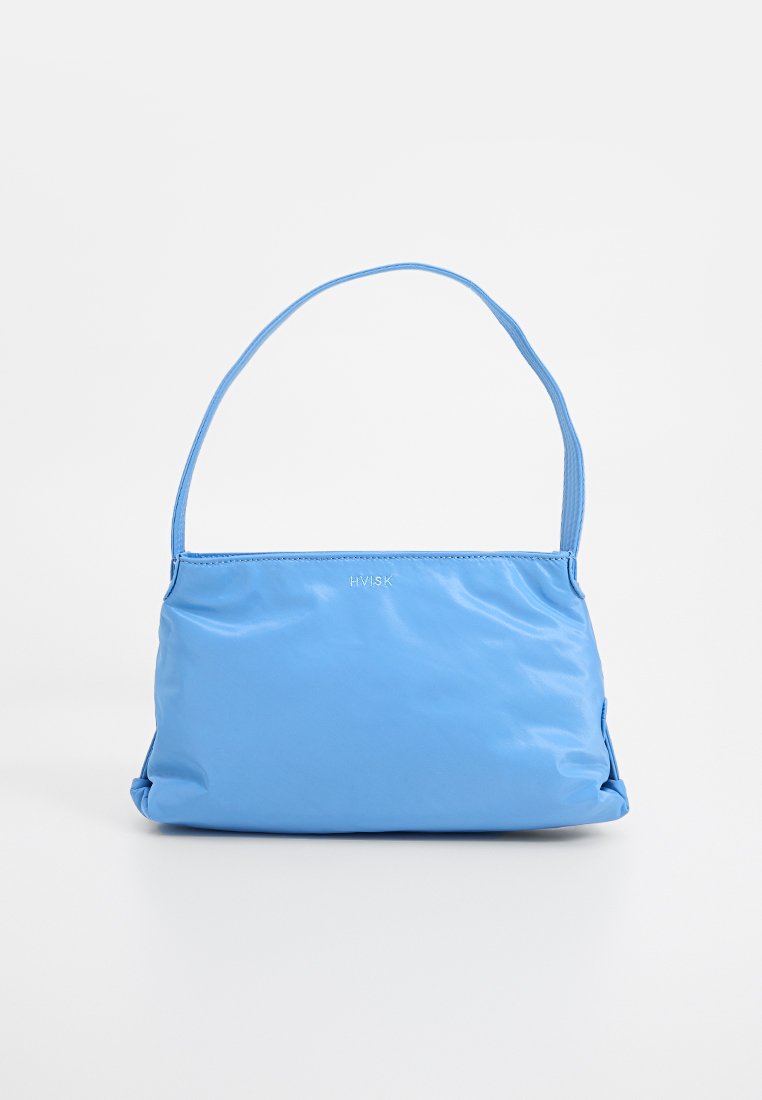 Bolso de mano de color azul claro, con un asa de hombro y un discreto detalle del logotipo. Textura suave y forma rectangular.
