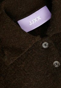 Brauner, gestrickter Pullover mit Kragen, zwei Plastikknöpfen und einem lavendelfarbenen Etikett mit dem weißen Schriftzug "JJXX".