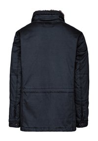 Schwarze isolierte Jacke mit hohem Kragen, strukturiertem Stoff, sichtbaren Nähten und zwei großen Gesäßtaschen. Schlichtes Design mit matter Oberfläche.