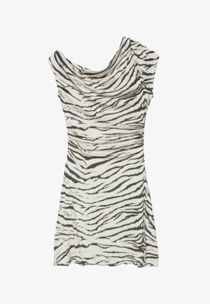 Biała sukienka bez rękawów z czarnymi pasiami zebry i marszczonym dekoltem, dopasowana w talii, długość do kolan.