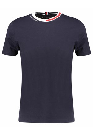 T-shirt bleu marine à manches courtes avec un col rond présentant un bord blanc et rouge et un petit texte blanc "Tommy Hilfiger" près du col.