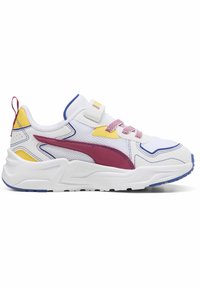 Sneaker atletica bianca realizzata in materiali mesh e sintetici, con accenti multicolori in giallo, viola e blu, dotata di un colletto imbottito e chiusura con lacci.