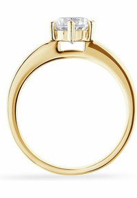 Anello di fidanzamento in oro con un prominente diamante a taglio quadrato incastonato in una montatura a quattro griffe, con una fasce liscia e lucida.