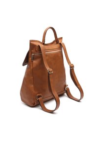 Zaino in pelle marrone con finitura texture, due spallacci regolabili e una maniglia superiore. Presenta una tasca frontale con zip e linee pulite.