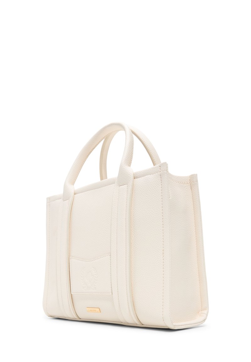 Sac fourre-tout en cuir texturé blanc avec des poignées doubles, de forme rectangulaire et détail de logo en relief. Présente une subtile touche dorée.