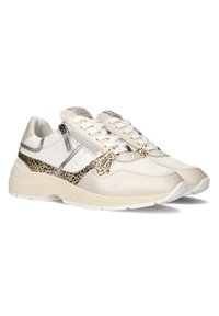 Beige leren sneakers met accenten in luipaardprint en zilveren ritsdetails. Kenmerkt zich door gestructureerde afwerkingen en een witte rubberen zool.