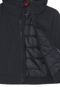 Giacca nera con un esterno liscio e un interno trapuntato. Caratterizzata da una chiusura con zip, cappuccio e un accento rosso sul colletto. Design leggero.