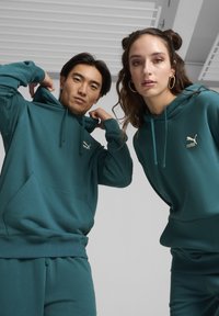 Puma BETTER CLASSICS - Jersey con capucha - cold green