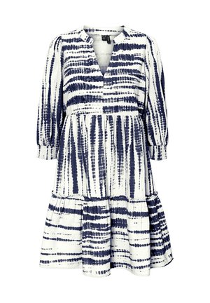 Hvid knælængde kjole med navy blå lodrette og vandrette tie-dye striber, trekvart pufærmer og en V-hals.
