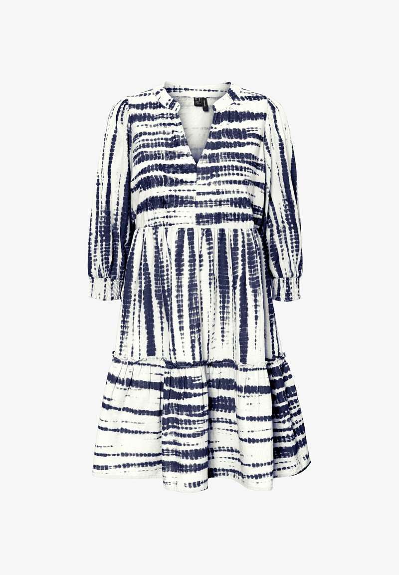 Robe blanche mi-genoux avec des rayures tie-dye verticales et horizontales bleu marine, manches bouffantes trois-quarts et col en V.