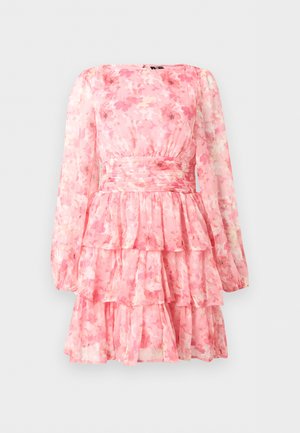 Ροζ μακρυμάνικο φόρεμα με floral σχέδιο, στρωτή φούστα με βολάν και εφαρμοστή μέση, με στρογγυλή λαιμόκοψη και ελαφρύ, διαφανές ύφασμα.