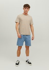 Jack & Jones JJITONY JJJOEY - Shorts di jeans - blue denim