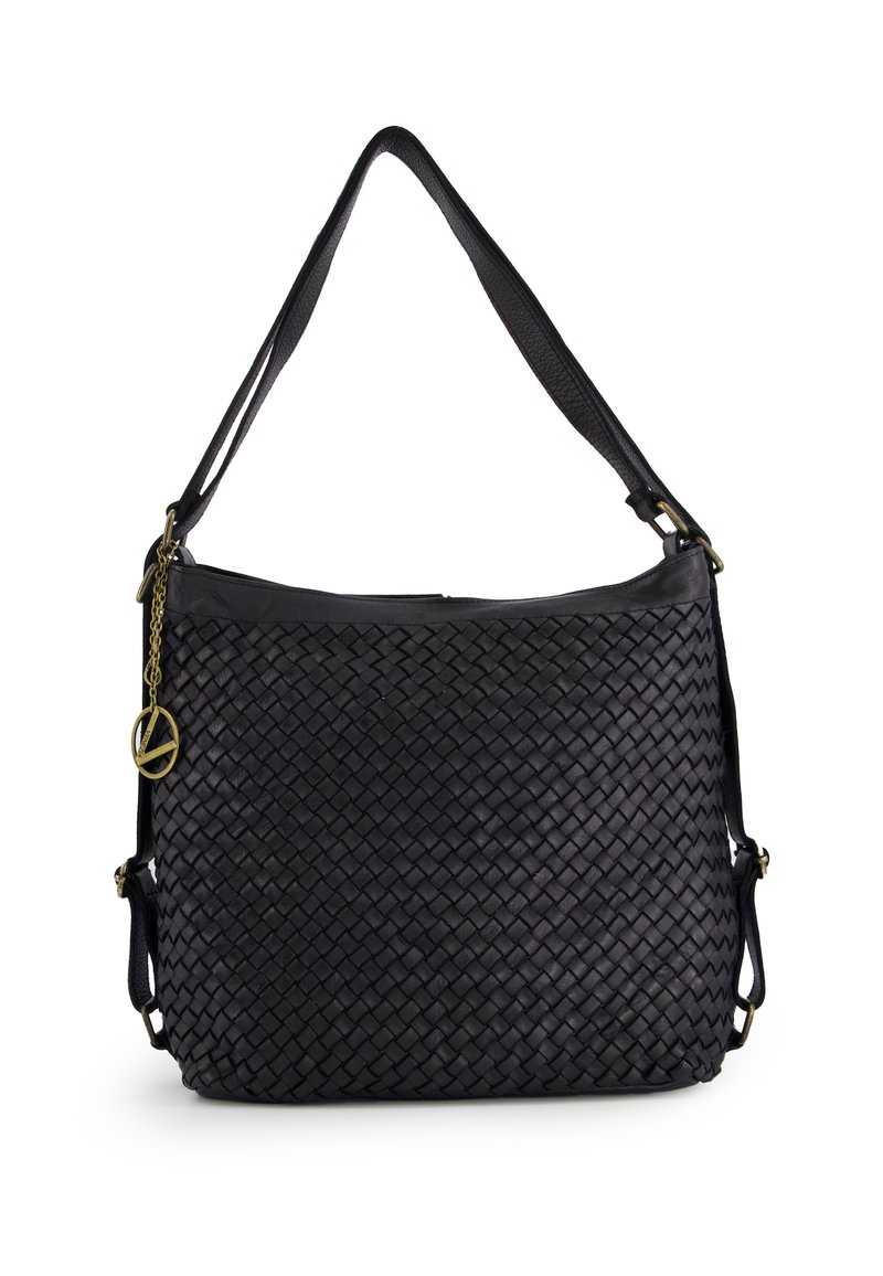 Schwarze gewebte Lederhandtasche mit einem einzelnen Tragegriff und verstellbarem Schultergurt. Mit goldenen Beschlägen und einem hängenden Charm. Texturierte Oberfläche.