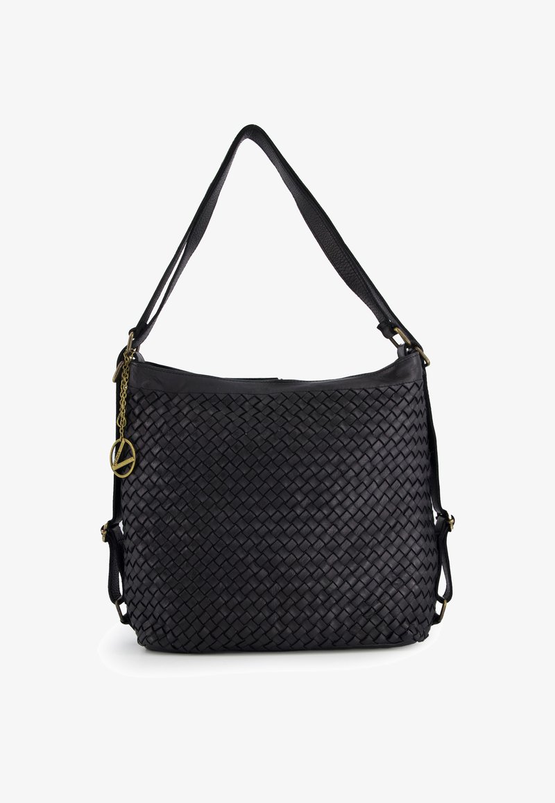 Schwarze gewebte Lederhandtasche mit einem einzelnen Tragegriff und verstellbarem Schultergurt. Mit goldenen Beschlägen und einem hängenden Charm. Texturierte Oberfläche.