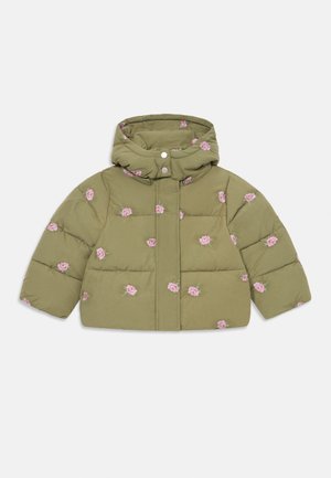 Olijfgroene gewatteerde jas met capuchon, versierd met roze geborduurde rozen. Het ontwerp heeft drukknoopsluitingen en twee voorzakken.