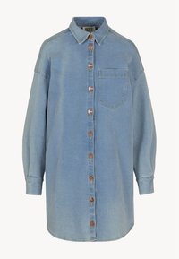 Camisa de denim en azul claro con cierre de botones, mangas largas, cuello, un bolsillo en el pecho y botones de cobre en contraste.